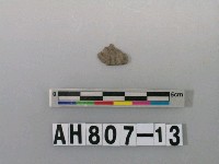 藏品(灰色夾砂陶片)的圖片